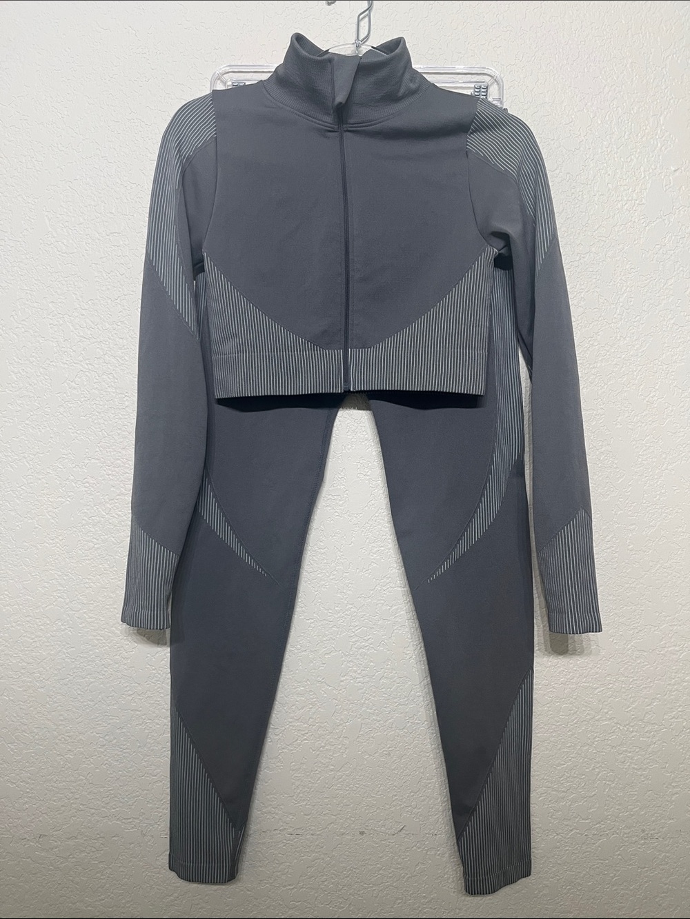 Women's L/XL Charcoal Gray Seamless Zip Crop Jacket & Matching Leggings Set